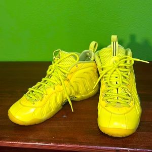 neon yellow Nike posite one foamposites. 5.5y